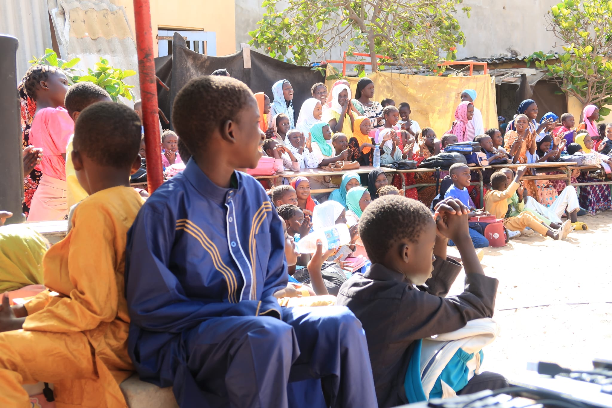 Enfants de l'École 3 de Yoff avec le matériel scolaire