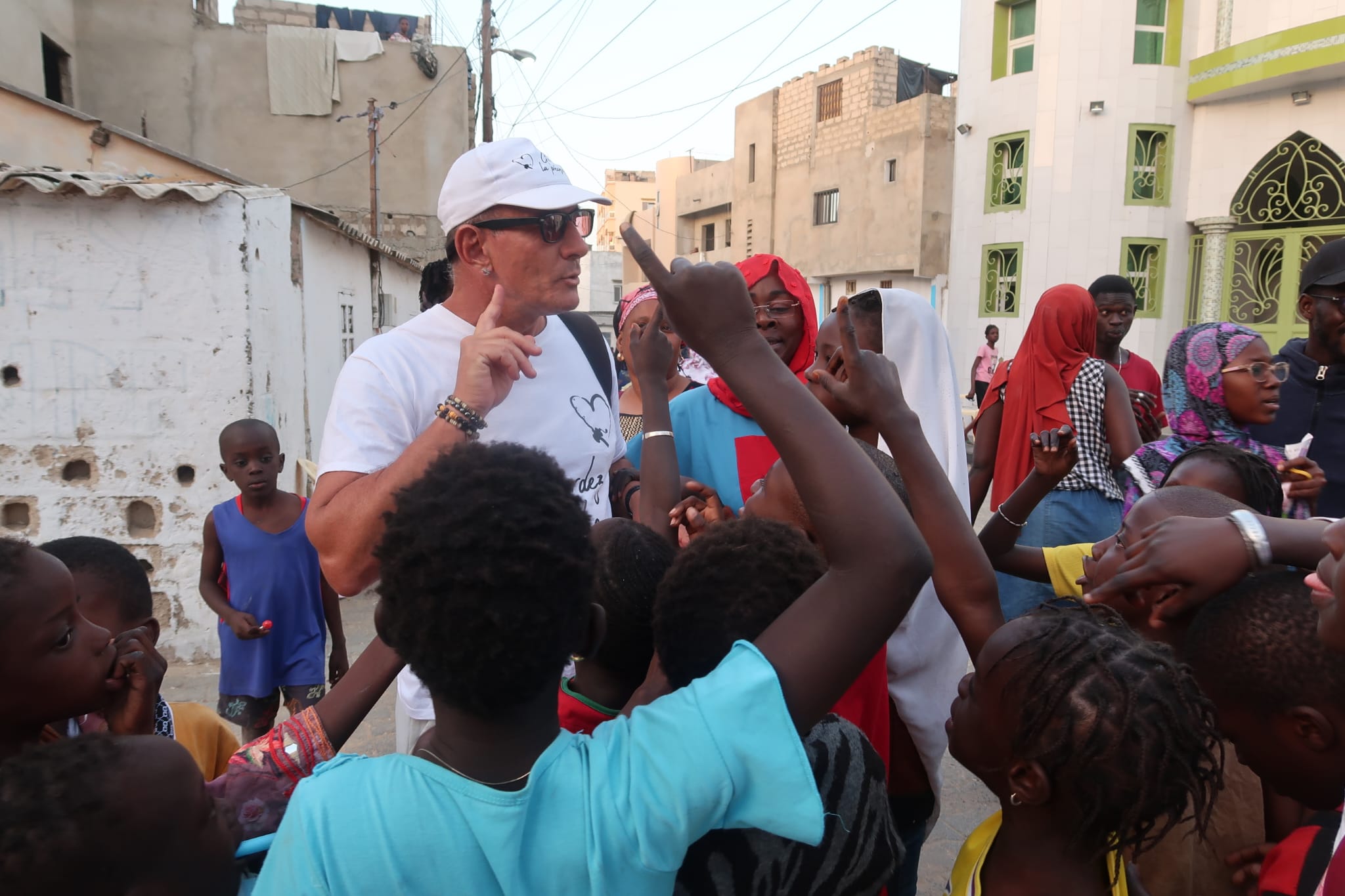 Djédjé entouré des enfants de Yoff - Acte 7