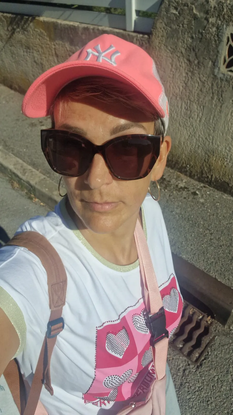 Jeny, bénévole de l'Acte 8, casquette rose et lunettes de soleil