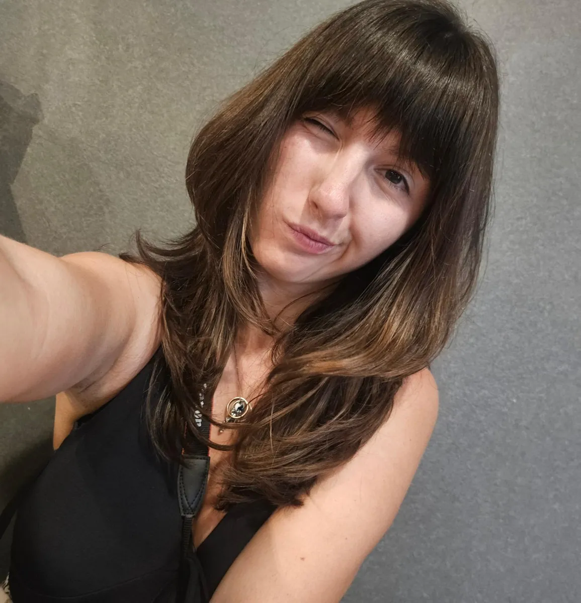 Lou Anne, bénévole de l'Acte 8, cheveux longs et clin d'œil