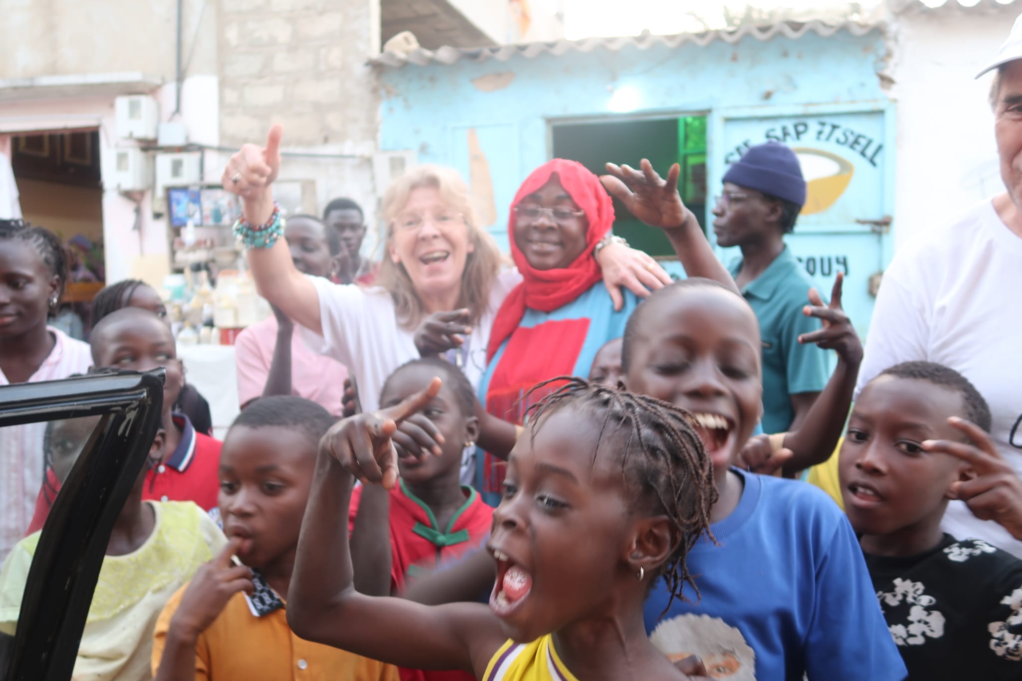 Habitants de Yoff accueillant l'équipe - Acte 7