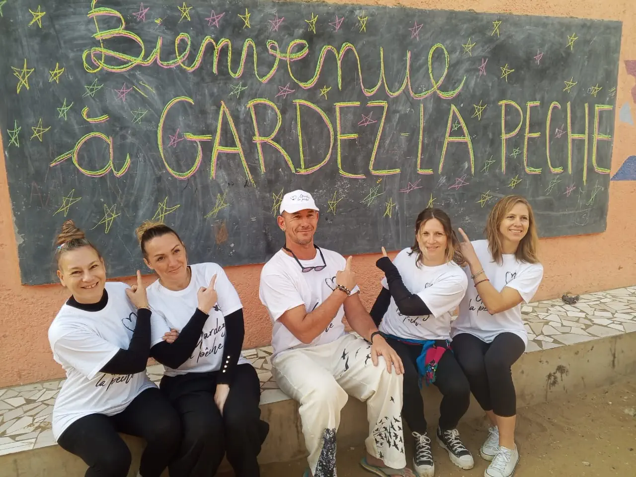 L'équipe devant le tableau Bienvenue à Gardez la Pêche