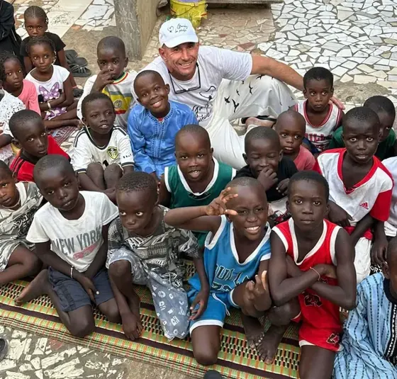 Djédjé et les jeunes footballeurs de Yoff