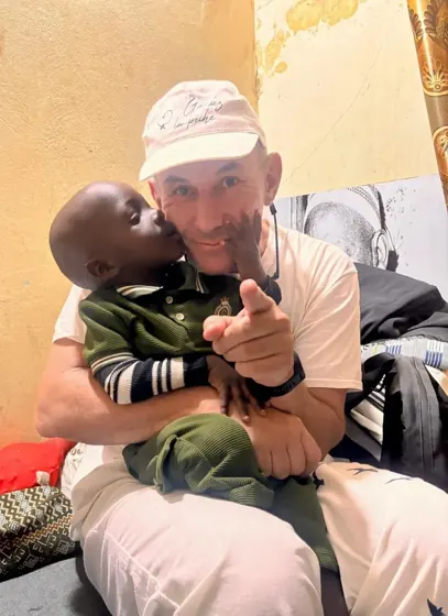 Un bénévole et un petit garçon
