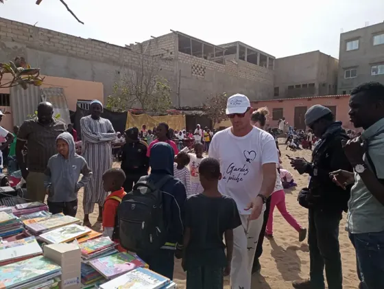 Djédjé et les enfants devant les livres