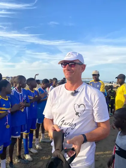 Djédjé devant l'équipe de football