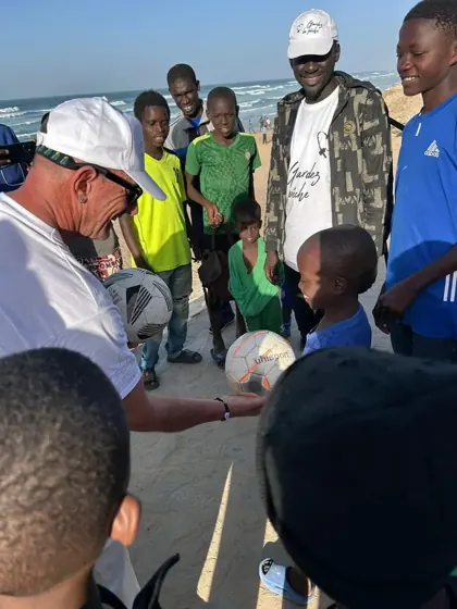 Les ballons remis aux jeunes footballeurs
