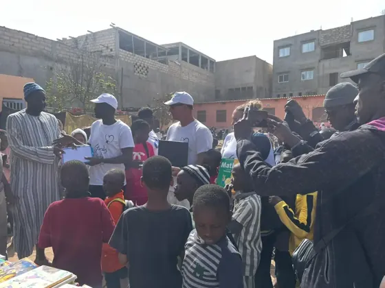 Distribution des dons dans la cour