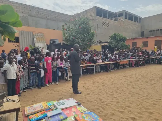 Distribution de fournitures scolaires dans la cour de l'école