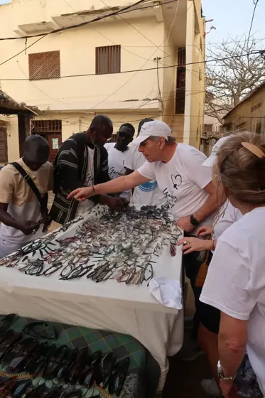 Distribution de lunettes en plein air