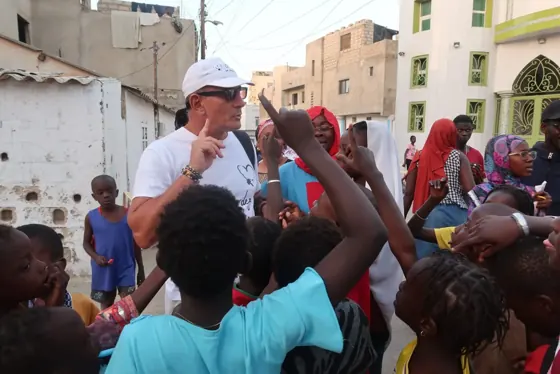 Échange avec les enfants dans la rue