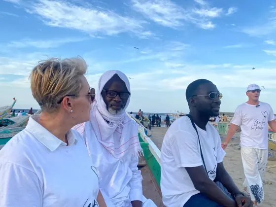 Échange avec un pêcheur sur la plage