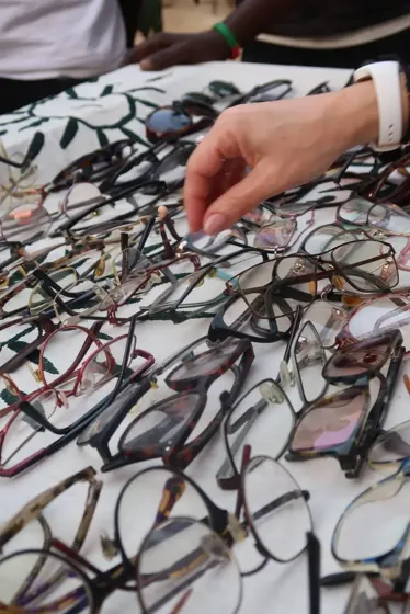 Des centaines de paires sur la table