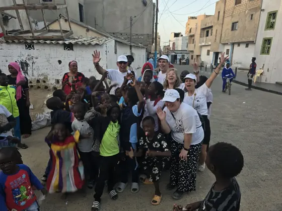 Les enfants du quartier avec l'équipe