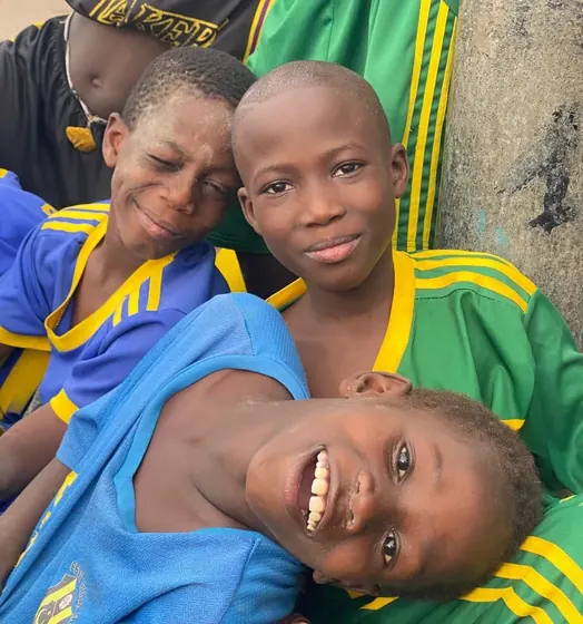 Les jeunes footballeurs en groupe