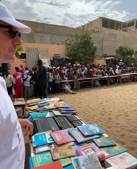 Les livres devant les familles réunies