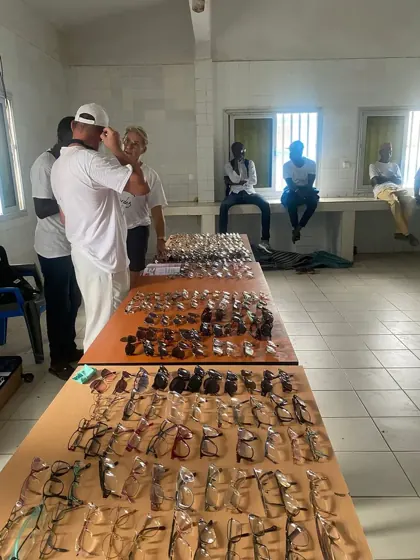 Les lunettes alignées avant la distribution