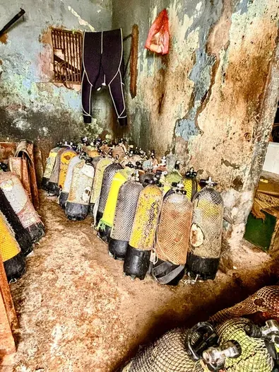 Le matériel de plongée dans le local