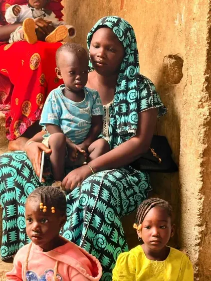 Une maman et ses trois enfants