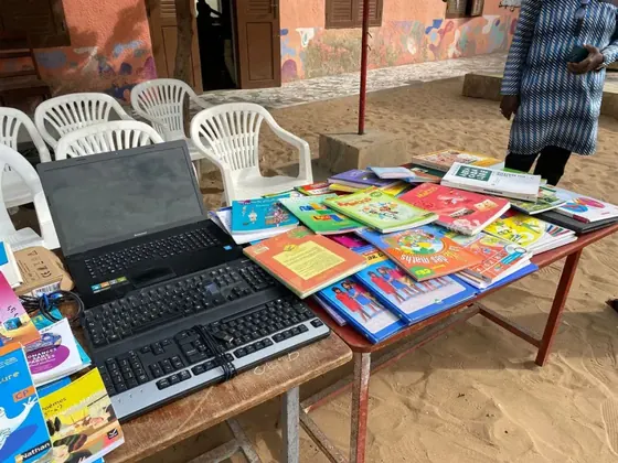 Ordinateur et livres scolaires pour l'école
