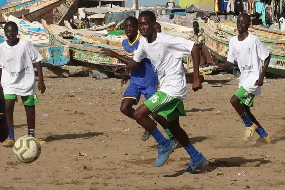 Partie de football sur la plage