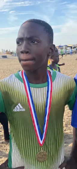 Un jeune footballeur et sa médaille