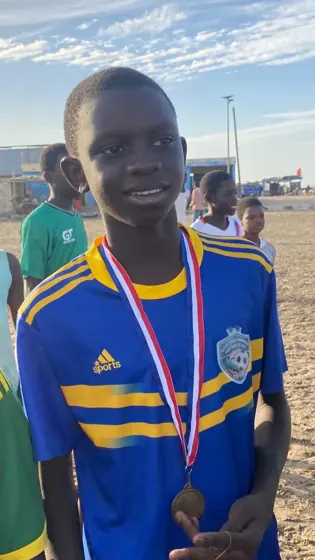 Médaille autour du cou, maillot bleu