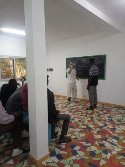Formation des plongeurs : Djédjé devant la classe