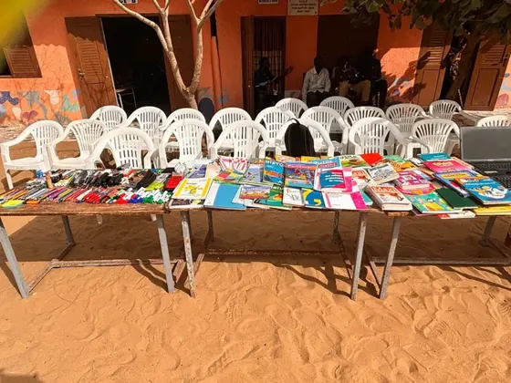 Les tables de fournitures dans la cour